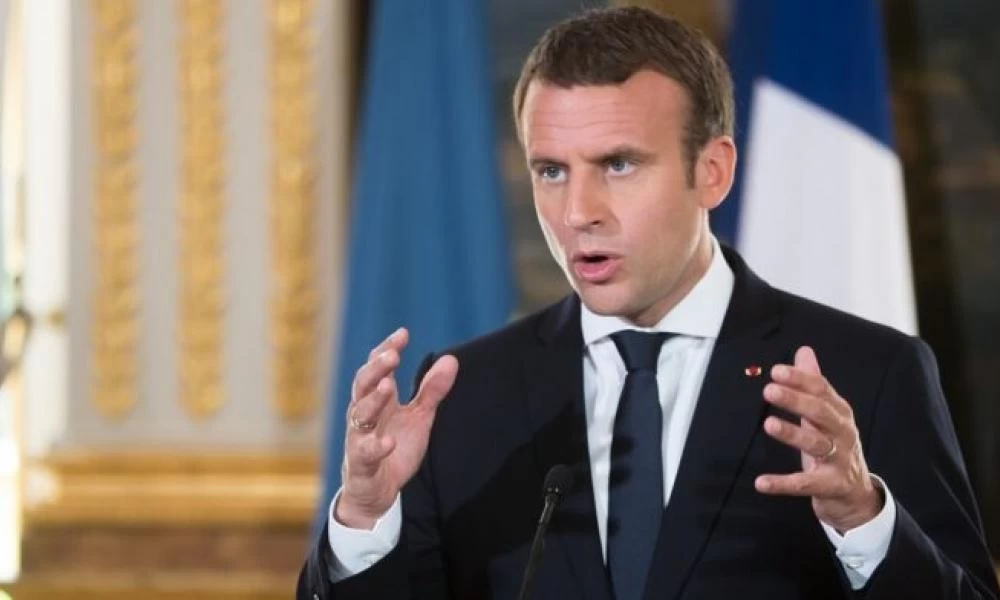 Πιεζόμενος ο Εμανουέλ Μακρόν, υπόσχεται περισσότερους εμβολιασμούς